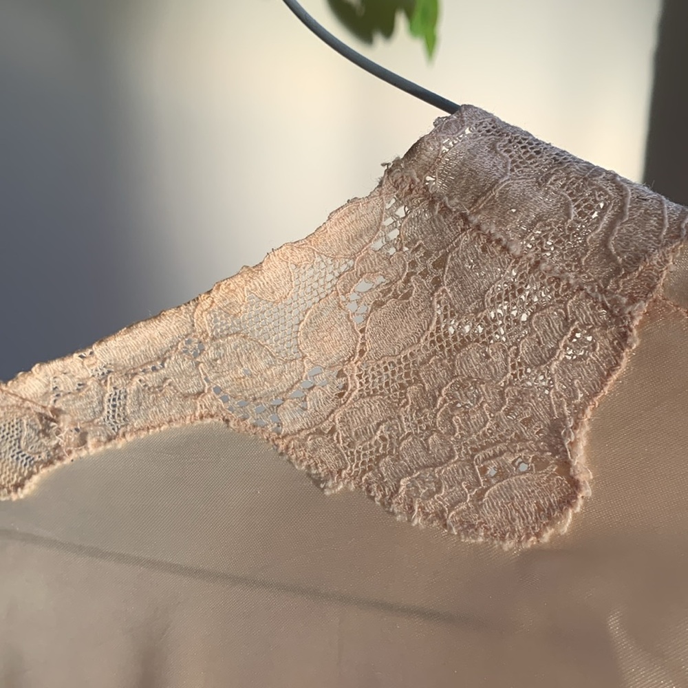 Vintage Sleep Jacket- Soft peachy pink with elegant lace trim- Lovely piece! - Picture 10 of 16